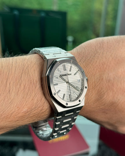 AUDEMARS PIGUET ROYAL OAK SUIZO - FONDO BLANCO