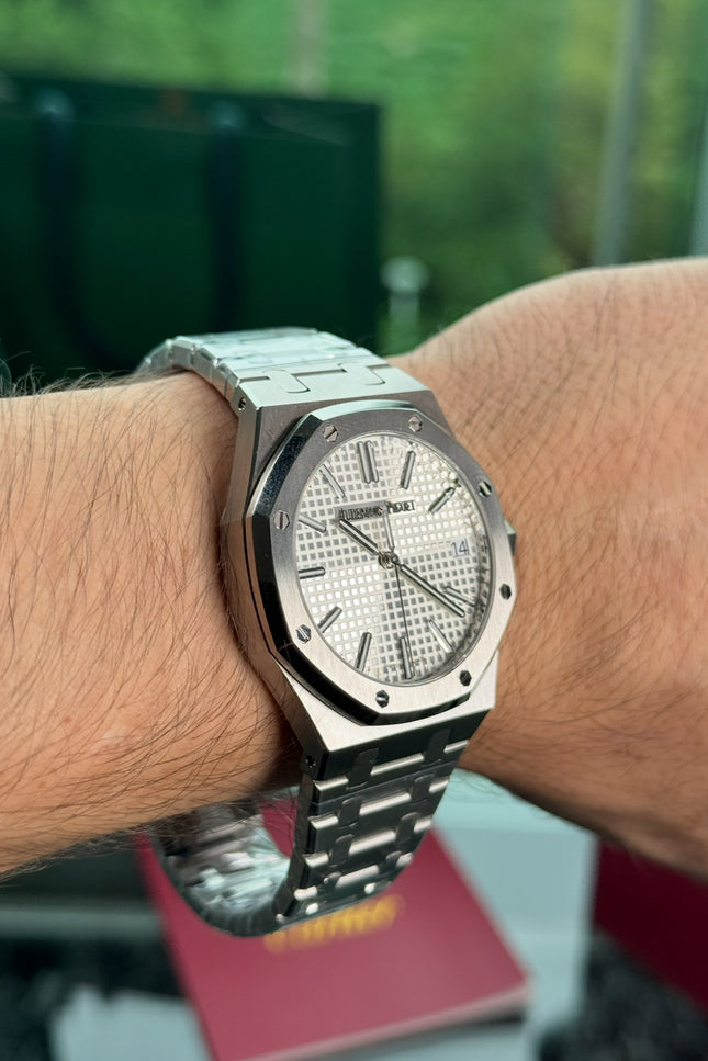 AUDEMARS PIGUET ROYAL OAK SUIZO - FONDO BLANCO