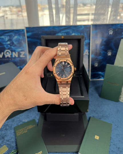 AUDEMARS PIGUET ROYAL OAK SUIZO - ROSE GOLD FONDO AZUL