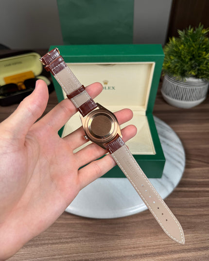 ROLEX CELLINI DATE - ROSEGOLD CAFÉ FONDO BLANCO