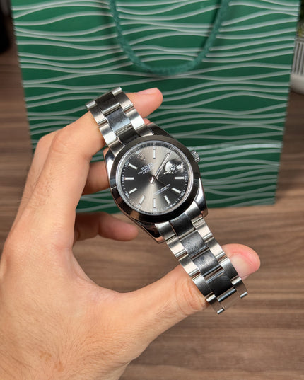 ROLEX DATEJUST 41 PLATEADO - FONDO GRIS