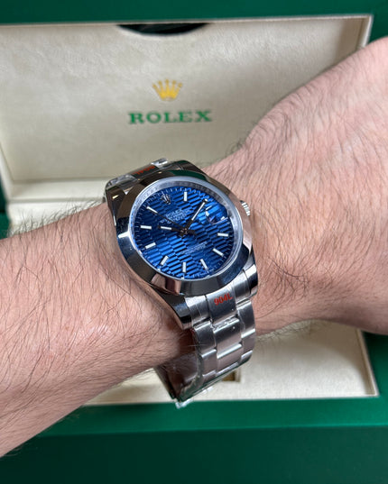 ROLEX DATEJUST PLATEADO - FONDO AZUL GEOMÉTRICO OYSTER