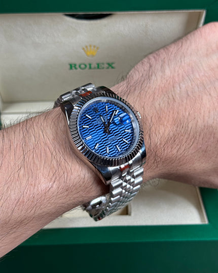 ROLEX DATEJUST PLATEADO - FONDO AZUL GEOMÉTRICO JUBILEE