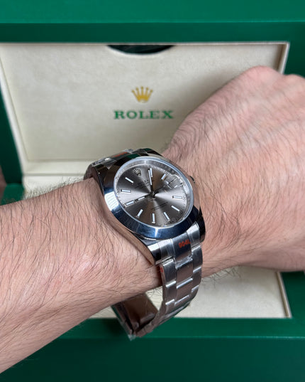 ROLEX DATEJUST PLATEADO - FONDO GRIS CLARO OYSTER