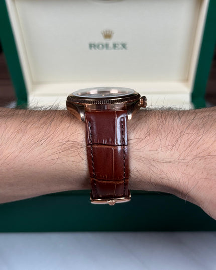 ROLEX CELLINI DATE - ROSEGOLD CAFÉ FONDO BLANCO