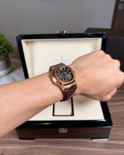 PATEK PHILIPPE NAUTILUS MOON PHASE ROSE GOLD CORREA PIEL CAFÉ