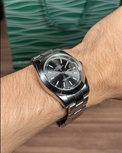 ROLEX DATEJUST 41 PLATEADO - FONDO GRIS