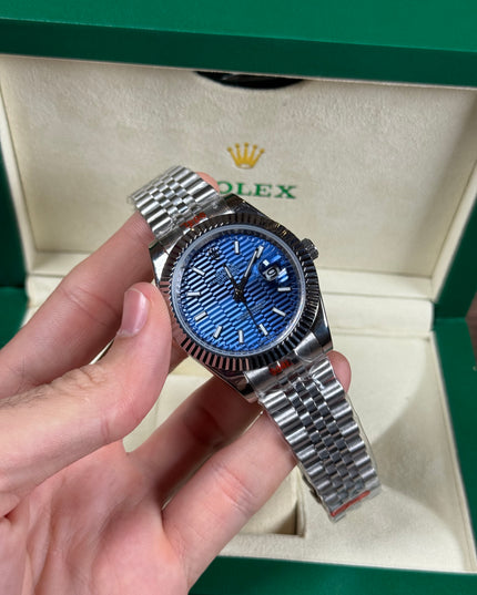 ROLEX DATEJUST PLATEADO - FONDO AZUL GEOMÉTRICO JUBILEE