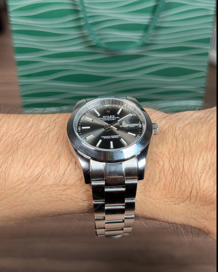 ROLEX DATEJUST 41 PLATEADO - FONDO GRIS