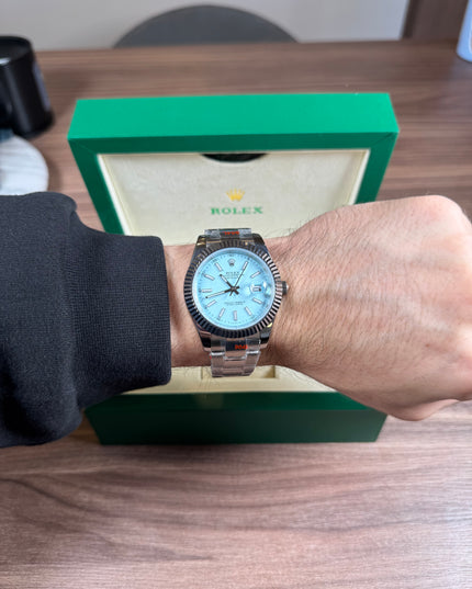 ROLEX DATEJUST PLATEADO - FONDO AZUL CLARO