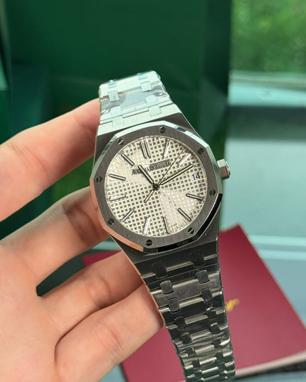 AUDEMARS PIGUET ROYAL OAK SUIZO - FONDO BLANCO