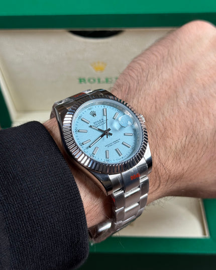 ROLEX DATEJUST PLATEADO - FONDO AZUL CLARO
