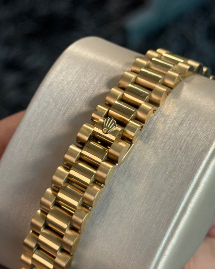 ROLEX DATEJUST 31 DAMA - DORADO FONDO BLANCO