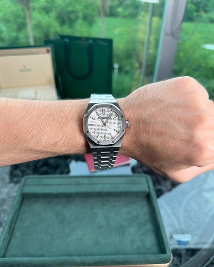 AUDEMARS PIGUET ROYAL OAK SUIZO - FONDO BLANCO