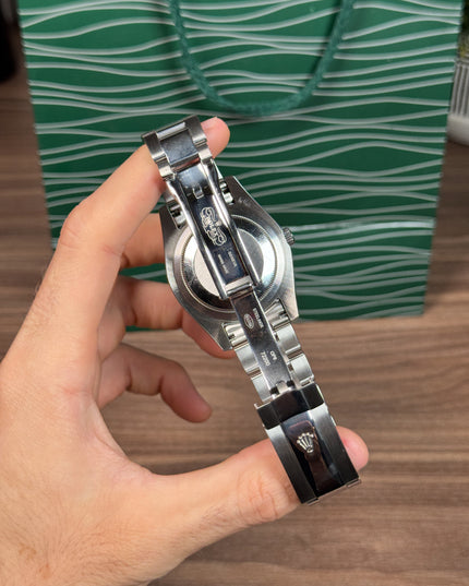 ROLEX DATEJUST 41 PLATEADO - FONDO GRIS