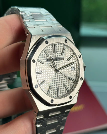 AUDEMARS PIGUET ROYAL OAK SUIZO - FONDO BLANCO