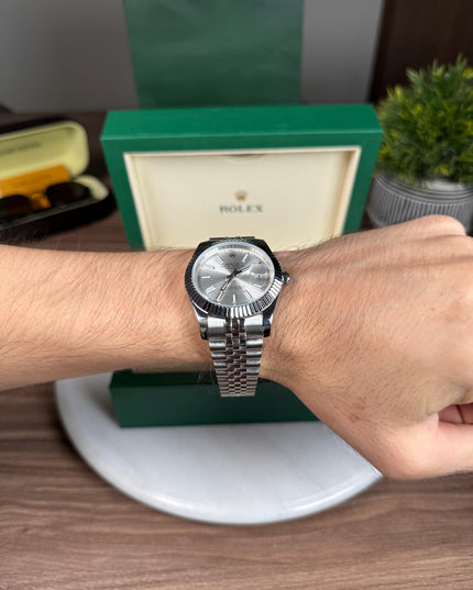 ROLEX DATEJUST PLATEADO - FONDO GRIS