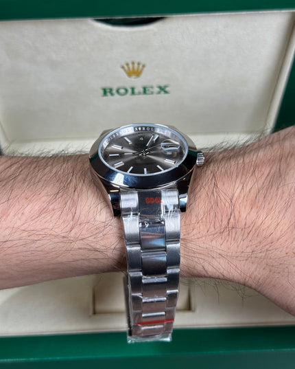 ROLEX DATEJUST PLATEADO - FONDO GRIS CLARO OYSTER