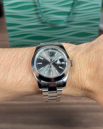 ROLEX DATEJUST 41 PLATEADO - FONDO GRIS