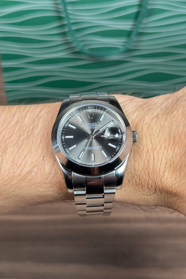 ROLEX DATEJUST 41 PLATEADO - FONDO GRIS