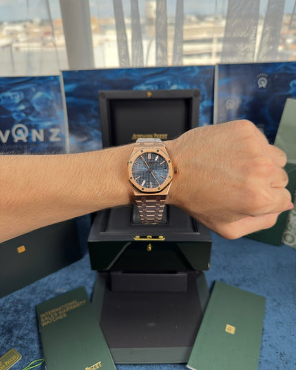 AUDEMARS PIGUET ROYAL OAK SUIZO - ROSE GOLD FONDO AZUL