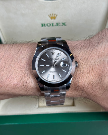 ROLEX DATEJUST PLATEADO - FONDO GRIS CLARO OYSTER