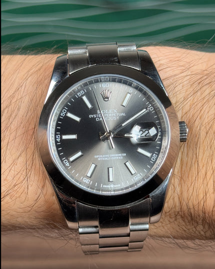 ROLEX DATEJUST 41 PLATEADO - FONDO GRIS