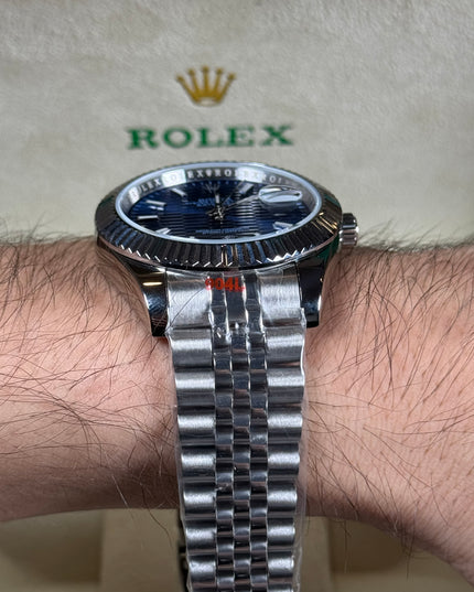 ROLEX DATEJUST PLATEADO - FONDO AZUL GEOMÉTRICO JUBILEE