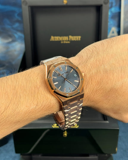 AUDEMARS PIGUET ROYAL OAK SUIZO - ROSE GOLD FONDO AZUL