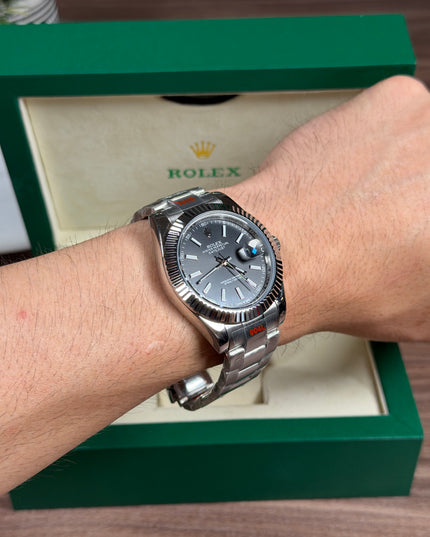 ROLEX DATEJUST PLATEADO - FONDO NEGRO OYSTER