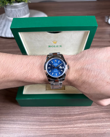 ROLEX DATEJUST PLATEADO - FONDO AZUL GEOMÉTRICO OYSTER