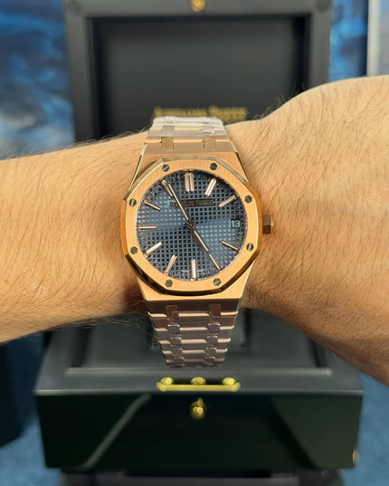 AUDEMARS PIGUET ROYAL OAK SUIZO - ROSE GOLD FONDO AZUL