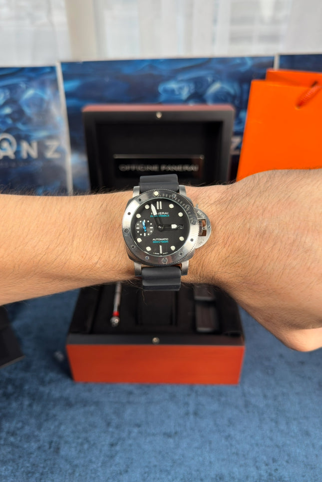 PANERAI SUBMERSIBLE - PLATEADO FONDO NEGRO